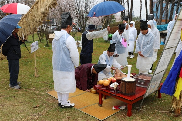 볏가릿대를 세운 마을 주민들은 풍년의 소망을 하늘에 전달하는 의식인 제례를 지냈다. 제례에 이어 지신밟기, 풍물 한마당이 재연됐다. 