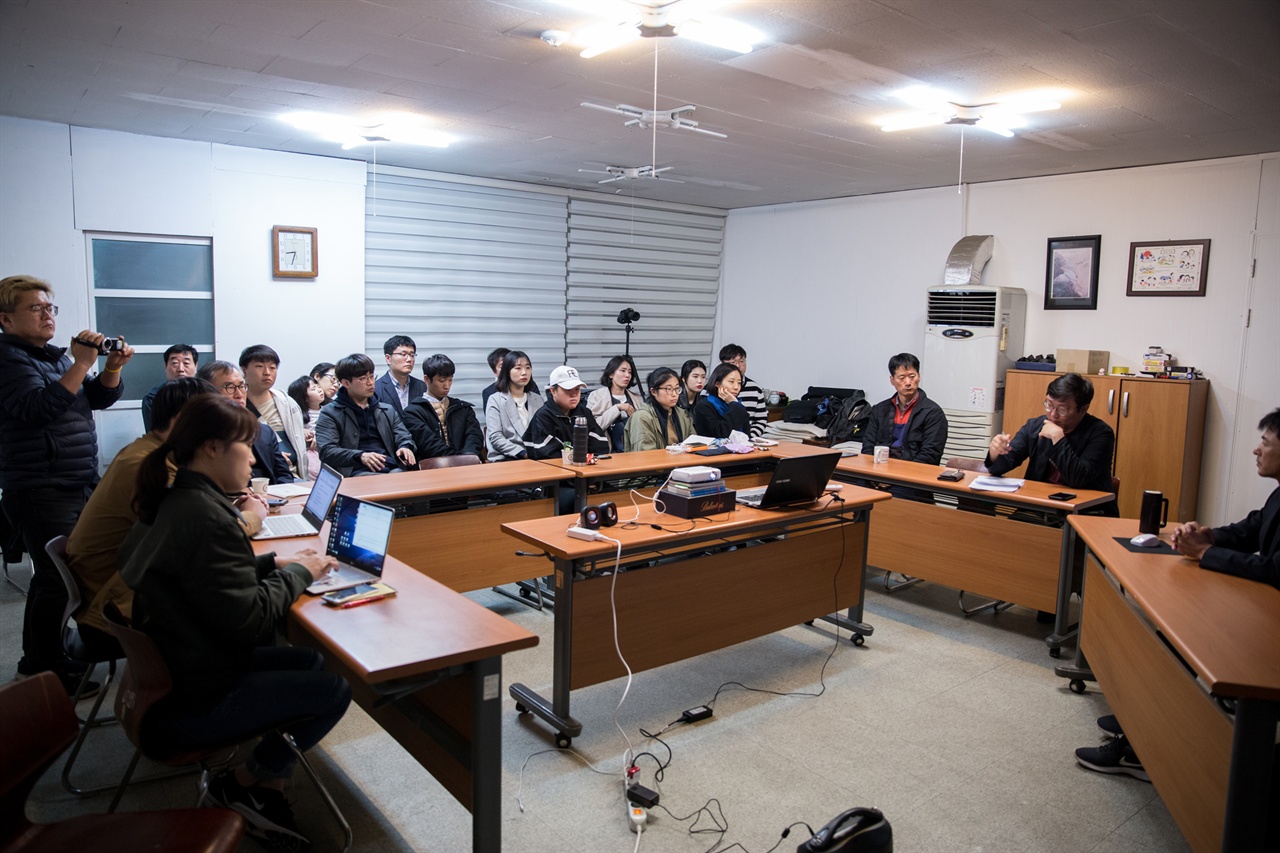 성공회 광주교회, 세월호 5주기 유가족 초청 간담회에서 김영오 씨(우측)와 시민들. 