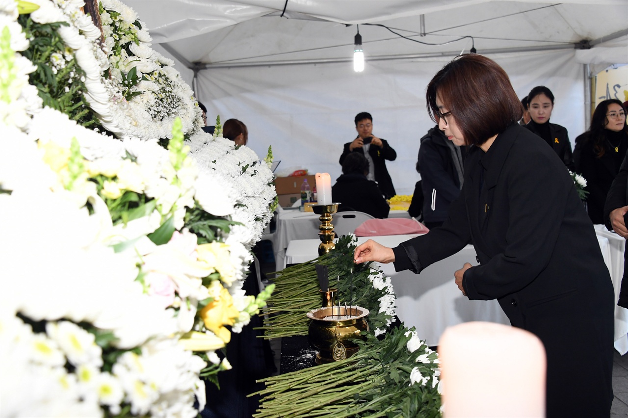 세월호 5주기 추모행사에 헌화하고 있는 은수미 성남시장