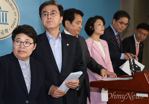 자유한국당 김태흠 의원 등이 15일 오후 국회 정론관에서 김학의 사건 특검 도입 관련 성명서를 발표한 후 나서고 있다. 