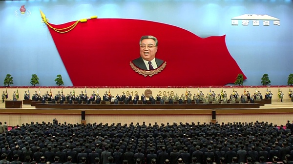 북한이 김일성 주석의 생일(4월 15일) 107주년을 하루 앞두고 14일 평양에서 중앙보고대회를 열었다. 조선중앙TV가 이날 방영한 보고대회 모습.
