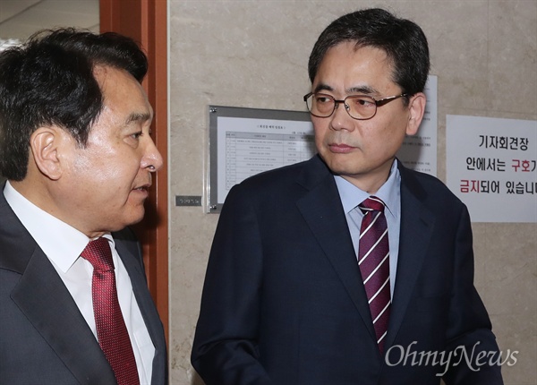 자유한국당 곽상도, 심재철 의원 등이 15일 오후 국회 정론관에서 김학의 사건 특검 도입 관련 성명서를 발표한 후 나서고 있다. 