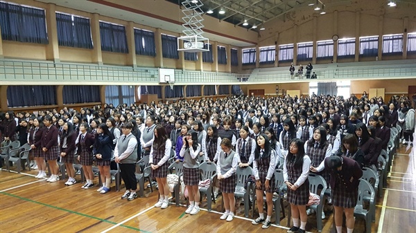 홍성여고 학생들이 세월호 참사 추모곡인 ‘천 개의 바람이 되어’를 합창했다. 