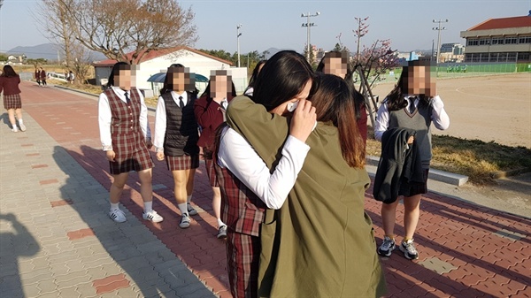 준영이 엄마, 아빠가 학교를 나서려 하자 홍성여고 학생들이 포옹하고 있다. 