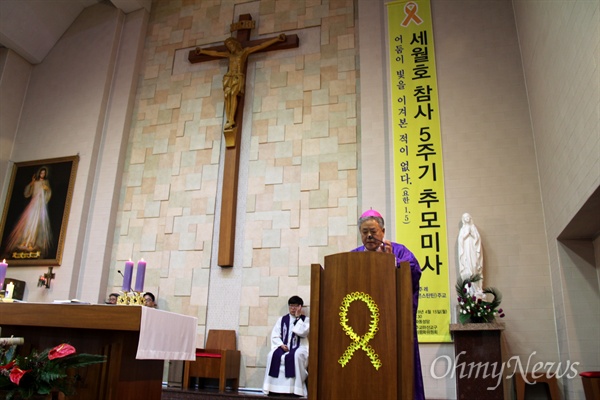 천주교 마산교구장인 배기현(콘스탄틴) 주교가 4월 15일 저녁 창원 사파성당에서 열린 "세월호 참사 5주기 추모미사"에서 강론하고 있다.