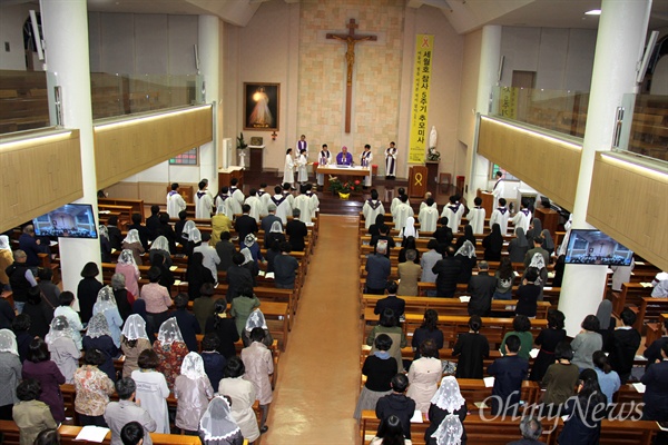 창원 사파성당에서는 4월 15일 저녁 "세월호 참사 5주기 추모미사"가 열렸다.