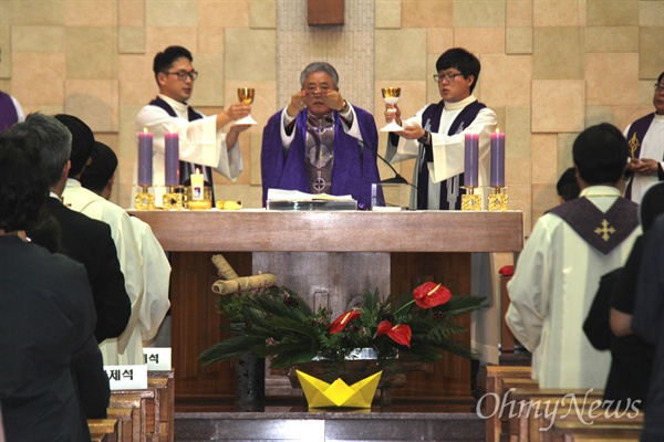천주교 마산교구장인 배기현(콘스탄틴) 주교가 4월 15일 저녁 창원 사파성당에서 열린 "세월호 참사 5주기 추모미사"에서 주례를 했다.