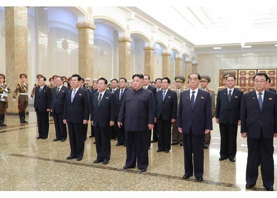 '김정은 2기'를 출범한 김정은 국무위원장이 김일성 주석의 107회 생일(태양절)인 15일 금수산태양궁전을 참배했다.