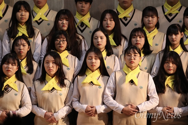 세월호 5주기인 16일 오전 경기도 안산 단원고에서 학생회 주최로 세월호 참사 추모행사가 열리고 있다.