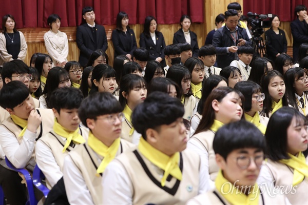 세월호 5주기인 16일 오전 경기도 안산 단원고에서 학생회 주최로 세월호 참사 추모행사가 열리고 있다.