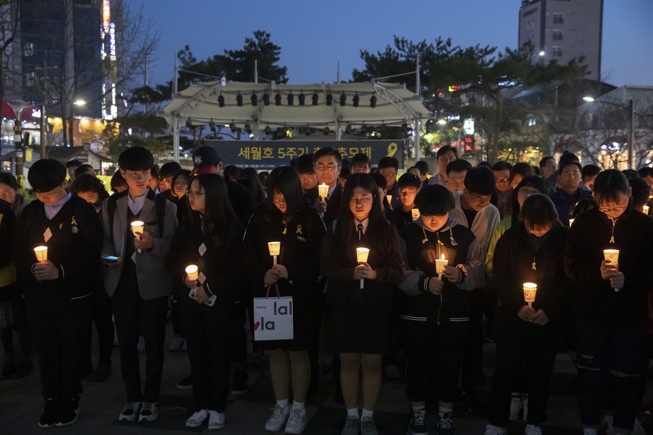4월 15일 연신내 물빛공원에서 세월호 5주기 청소년 추모제가 열렸다. 참가자들이 촛불을 들고 서 있다. 