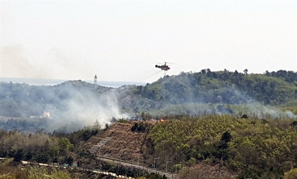 16일 오전 11시44분께 강원 고성군 현내면 민통선 지역에서 산불이 발생, 출동한 산림청 헬기가 진화작업을 하고 있다.