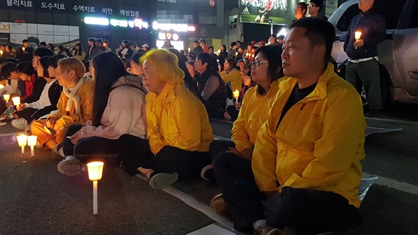 세월호 참사 5주기를 하루 앞둔 지난 15일 홍성여고에서 학생들과 대화의 시간에 참석했던 세월호 유가족인 준영이 엄마와 아빠도 홍성 촛불문화제에 참석했다. 