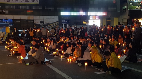 16일 늦은 오후 홍성 복개주차장에서는 학생, 시민, 그리고 시민단체 회원 등 200여 명이 참석해, 희생자를 추모하는 '세월호 참사 5주기 홍성 촛불문화제'가 열렸다. 