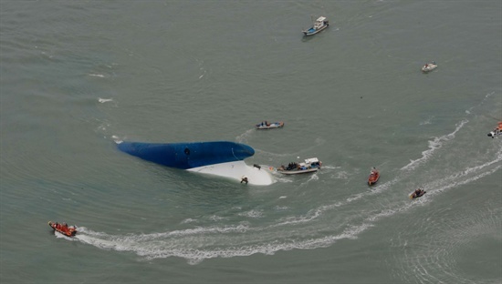  2014년 4월 16일 오전 전남 진도군 조도면 병풍도 북쪽 20km 해상에서 여객선 세월호(SEWOL)가 침몰되자 해경 및 어선들이 구조작업을 펼치고 있다. 