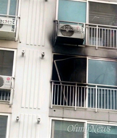경남 진주의 한 아파트에 사는 40대 남성이 자신의 집에 불을 내고 흉기를 휘둘러 5명이 사망했다. 사진은 불이 난 아파트.