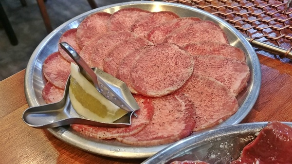  누구나 한번 맛보면 중독되는 맛의 소 혓바닥요리 우설이다.
