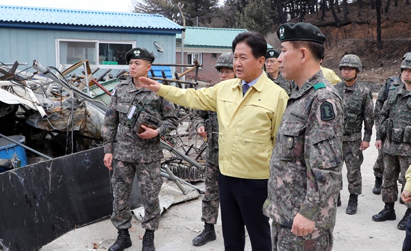 (서울=연합뉴스) 서주석 국방부 차관이 지난 11일 강원도 고성 육군22사단을 찾아 산불 피해를 본 부대 내부 시설을 둘러보고 있다. 2019.4.11 [국방일보 제공]