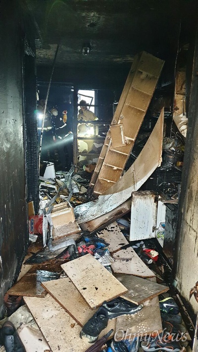 4월 17일 새벽 경남 진주시 가좌동 한 아파트에서 40대가 거주지에 불을 내고 주민들한테 흉기를 휘둘러 5명이 사망하는 사건이 벌어졌다.