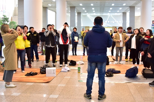 승리의 함성을 지르는 건립특위 회원들