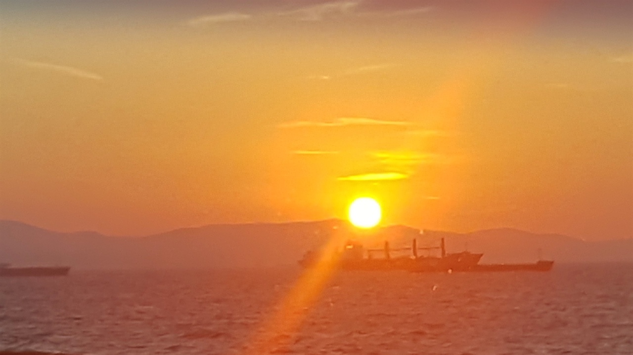 터키 이스탄불 아침 일출. 이국땅에서 솟아오르는 태양을 보니 색다른 느낌으로 다가왔습니다.