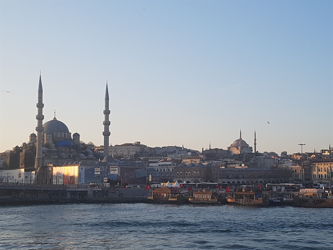 보스포루스 해협에서 보는 이스탄불의 모스크. 첨탑의 위용이 대단합니다.