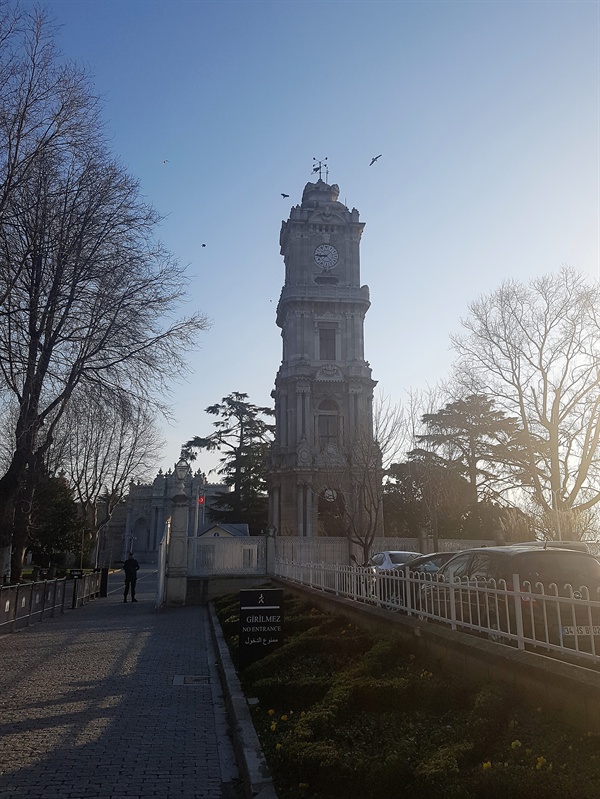  수문장처럼 버티고 있는 돌마바흐체 궁전 시계탑.