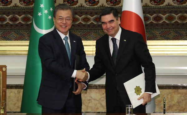 문재인 대통령과 구르반굴리 베르디무하메도프 대통령이 17일 오후(현지시간) 투르크메니스탄 대통령궁에서 양국 협정 서명식을 하고 있다. 문 대통령은 취임 후 처음으로 중앙아시아 3국(투르크메니스탄·우즈베키스탄·카자흐스탄)을 순방하고 있다.