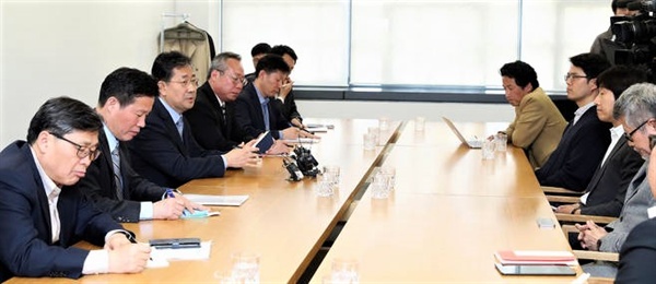  16일 오후 서울 삼청동 국립현대미술관 서울관에서 영화인들과 간담회를 갖고 있는 박양우 문체부 장관