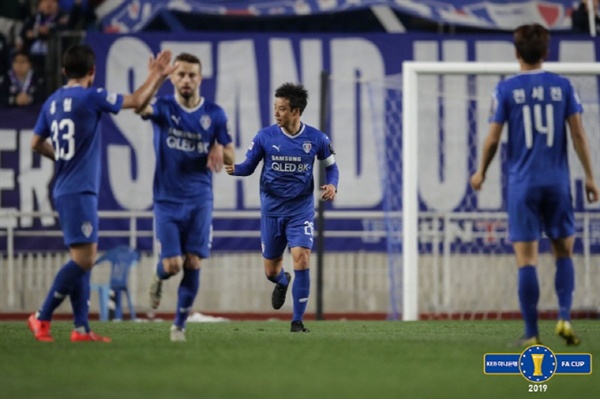  수원 삼성 염기훈이 17일 열린 FA컵 포항과의 32강 전에서 페널티킥 결승골을 성공시킨 후 동료들과 함께 기쁨을 나누고 있다.