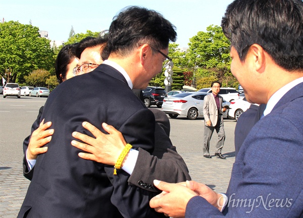 김경수 경남지사가 4월 18일 아침 출근하면서 나와 있던 김영진 경남도의원과 포옹하고 있다.