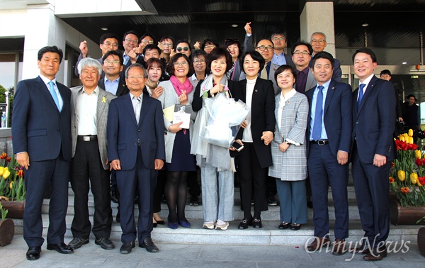 김경수 경남지사가 4월 18일 아침 출근한 뒤, 부인 김정순씨가 김지수 경남도의회 의장 등 지지자들과 함께 했다.