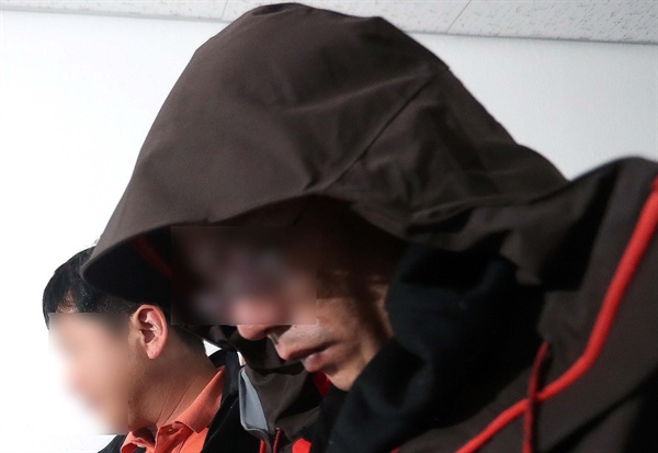진주 아파트 방화·살해 혐의를 받는 안모(42)씨가 17일 오후 경남 진주경찰서 진술녹화실에서 나오고 있다. 2019.4.17