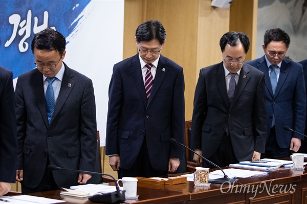  18일 오전 경남 창원시 경남도청 도정회의실에서 전날 보석으로 풀려난 김경수 경남도지사가 업무에 복귀해 첫 일정으로 현안점검회의에 참석해 진주 방화·살인사건 피해자를 위한 묵념을 하고 있다.