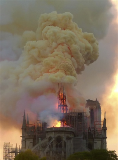 현지 시각 15일 프랑스 노트르담 대성당이 불길에 휩싸였다. 