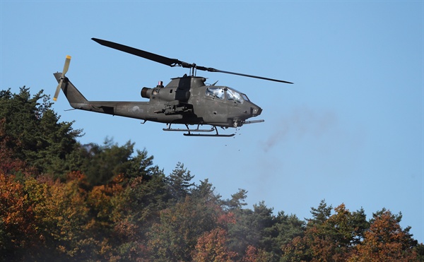 지난 2017년 10월 24일 오후 경기도 양평군 비승사격장에서 열린 '2017 육군항공 사격대회'에서 코브라(AH-1S) 헬기가 건 사격을 하고 있다.
