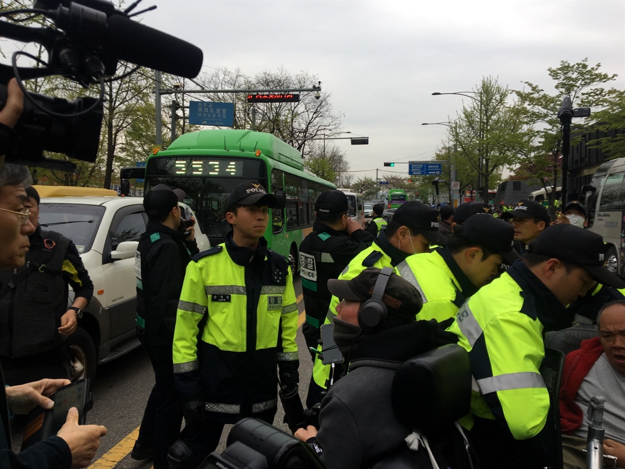  18일 오전, 63빌딩에서 열린 '장애인의 날 기념식'에 입장 저지를 받은 장애인 단체 회원들이 이를 규탄하며 도로 점거 및 농성을 이어가고 있다.