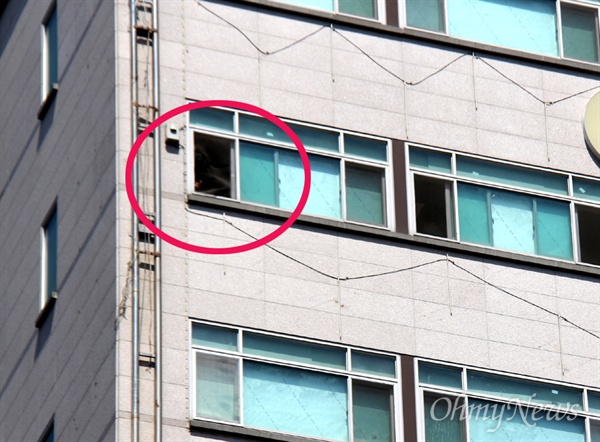 4월 18일 오후 1시 50분경 창원 성산구 상남동 한 모텔 10층에서 50대로 추정되는 남성이 추락해 사망했다. 사진은 모텔의 창문 방충망이 찢겨져 있는 모습(원안).
