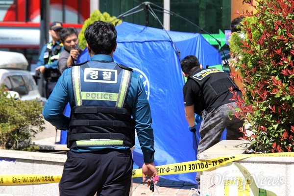 4월 18일 오후 1시 50분경 창원 성산구 상남동 한 모텔 10층에서 50대로 추정되는 남성이 추락해 사망했다. 사진은 출동한 경찰관들이 시신을 텐트로 가리는 모습.