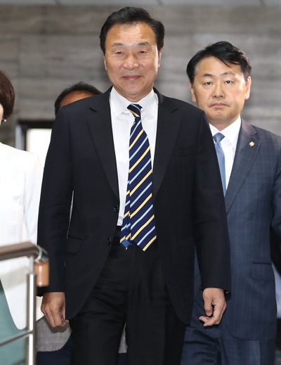 바른미래당 손학규 대표(왼쪽)와 김관영 원내대표가 18일 오전 국회에서 열린 의원총회에 입장하고 있다.