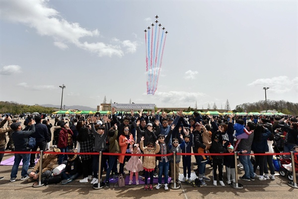 공군 제20 전투비행단은 다음 달 26일 해미비행장 내 활주로에서 ‘공군 창군 70주년 제41회 공군참모 총장배 Space Challenge 2019 충남 지역예선 대회’를 개최한다고 밝혔다. (2018 Space Challenge 대회 모습)