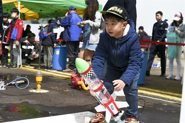 공군 창군 70주년을 맞아 열리는 이번 대회서는 ▲70번째 접수 학생 ▲70명 이상 참가 학교 ▲자유비행(고무동력기, 글라이더), 폼보드 전동비행기 기록 70초대 ▲물로켓 경기 표적지 70점 등을 기록한 참가자에게는 특별한 이벤트가 마련되어 있어 있다. (지난해 대회 참가자가 물로켓을 날리고 있다)