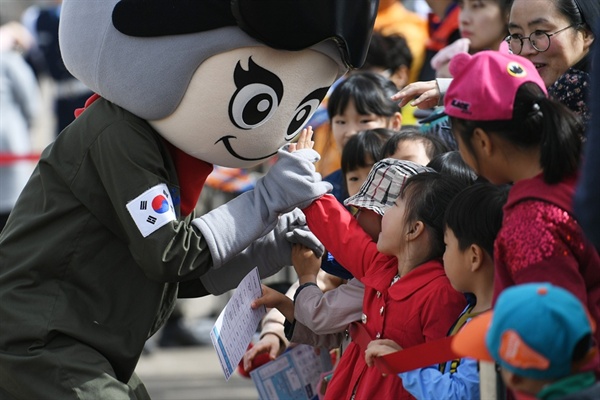 Space Challenge 2019에서는 공군 군악대와 의장대 공연과 항공기 및 항공무장 전시, 특수차량((장갑차·소방차·제독차·SE-88 제설차량) 등이 전시된다. 이와 더불어 비행 시뮬레이터 탑승, 군견 시, 조종복 입고 사진 찍기 등 지역주민이 즐길 수 있는 체험행사와 먹거리 장터 등 다양한 이벤트도 준비되어 있다.(2018 Space Challenge 대회 모습)