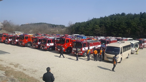  지난 4일 강원도 산불진화를 위해 소방청은 유례없는 대규모 소방력을 지원했다. 제주도를 제외한 16개 시도에서 소방차 872대, 소방인력 3251명에 달했다.