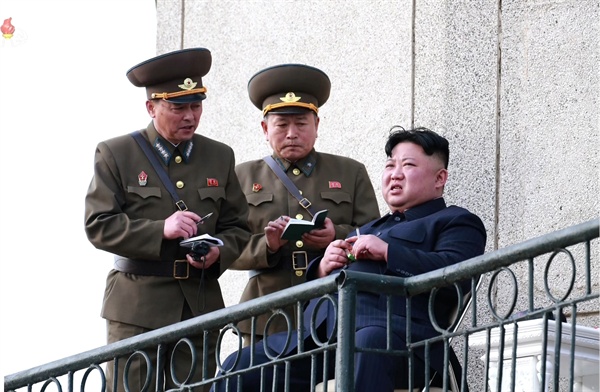 북한 김정은 국무위원장이 16일 공군 제1017군부대 전투비행사들의 비행훈련을 현지 지도했다고 조선중앙TV가 17일 보도했다. 사진은 중앙TV가 공개한 것으로, 김 위원장이 성냥으로 담뱃불을 붙이려는 모습이 눈에 띈다