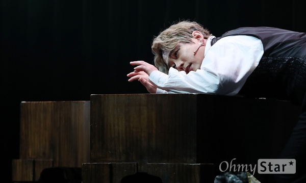 '루드윅 : 베토벤 더 피아노' 테이, 인간 베토벤으로 19일 오후 서울 대학로 드림아트센터에서 열린 뮤지컬 <루드윅 : 베토벤 더 피아노> 프레스콜에서 출연배우들이 하이라이트 장면을 시연하고 있다. <루드윅:베토벤 더 피아노>는 천재 음악가로서의 베토벤이 아닌 평범한 한 사람으로서의 존재 의미와 사랑에 대해 고뇌했던 인간 베토벤의 모습을 담은 창작뮤지컬이다. 4월 9일부터 6월 30일까지 공연.