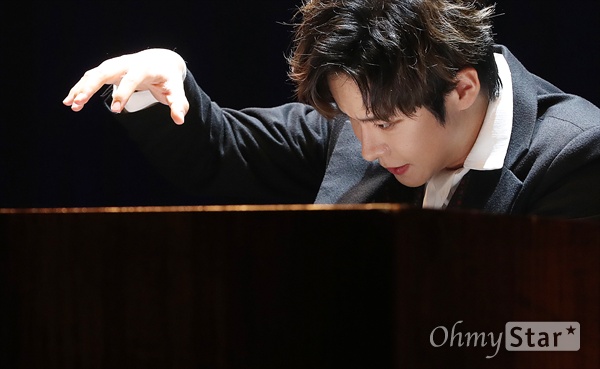 '루드윅 : 베토벤 더 피아노' 베토벤의 열정 19일 오후 서울 대학로 드림아트센터에서 열린 뮤지컬 <루드윅 : 베토벤 더 피아노> 프레스콜에서 출연배우들이 하이라이트 장면을 시연하고 있다. <루드윅:베토벤 더 피아노>는 천재 음악가로서의 베토벤이 아닌 평범한 한 사람으로서의 존재 의미와 사랑에 대해 고뇌했던 인간 베토벤의 모습을 담은 창작뮤지컬이다. 4월 9일부터 6월 30일까지 공연.