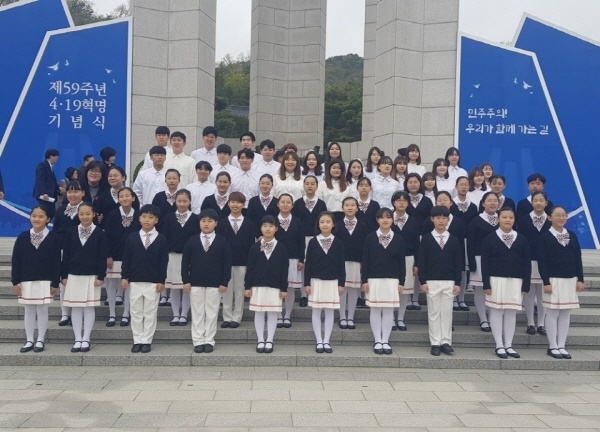 4·19혁명에 참여했던 서울수송초등학교 학생들의 후배인 아리솔 합창단이 ‘제59주년 4·19혁명 기념식’에서 애국가와 4·19의 노래를 선도하고 기념공연을 하며 민주주의를 위한 선배들의 희생을 기렸다. 사진은 서울수송초등학교 아리솔 합창단 강수현 지도교사와 학생들, 그리고 함께 공연한 대학연합 쇼콰이어 쌍투스코러스.