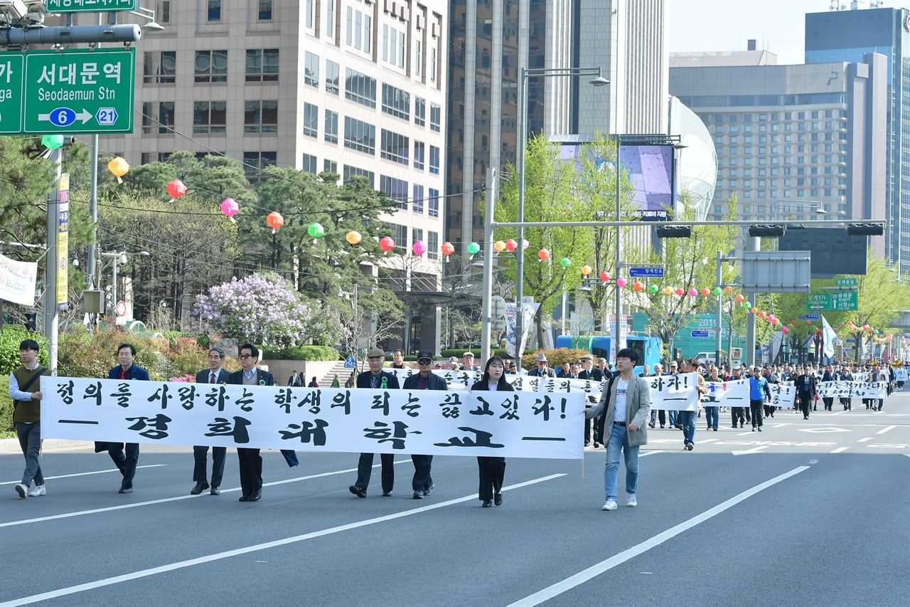 19일 오후, 4.19혁명 59주년을 맞이해 펼쳐진  ’419혁명 대행진’ 참가자들이 서울시청광장에서 광화문광장까지 행진을 펼치고 있다. 2019.4.19