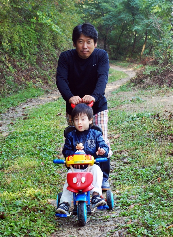 사고 발생 4년 전, 아들과 다정한 시간을 보내고 있는 박야일 작가 